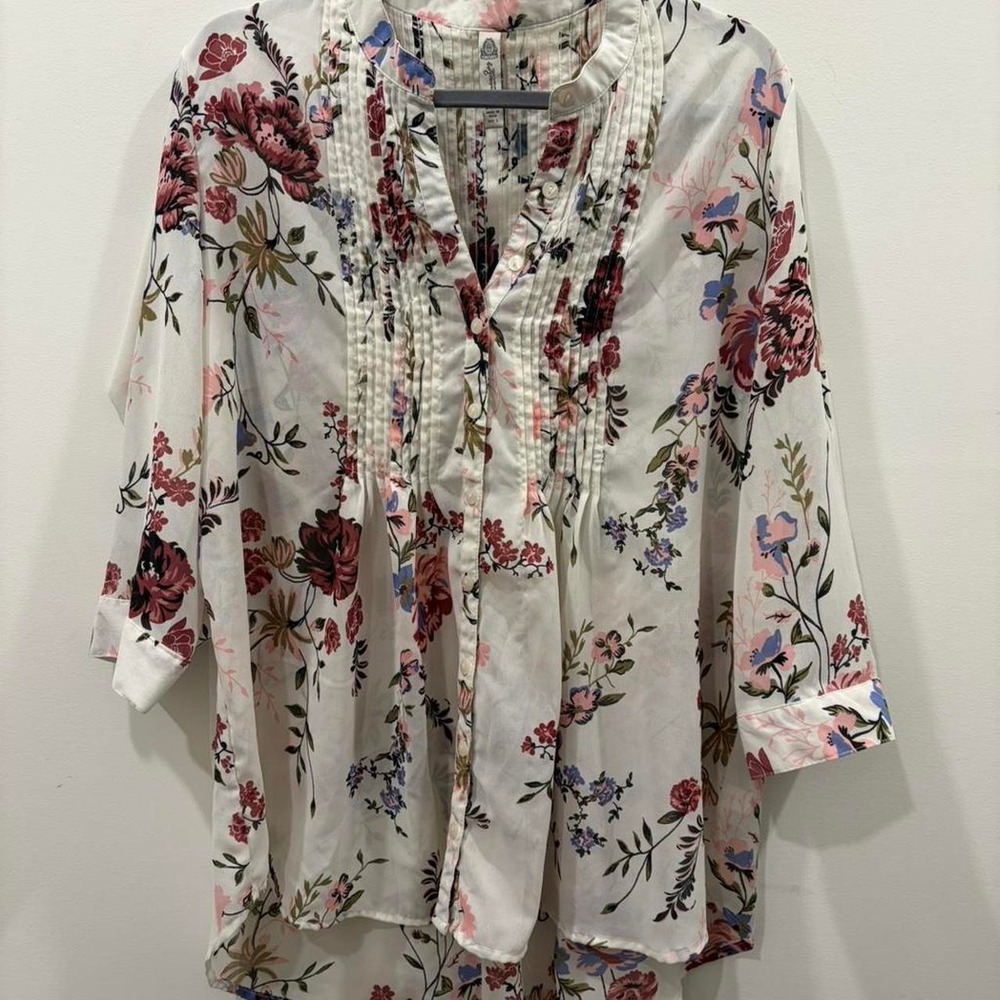 White floral blouse with button up front and pleated detail Lg
